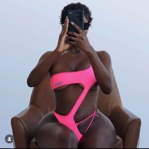 LOOKING FOR THIS HMNALNS SWIMSUIT ISO
